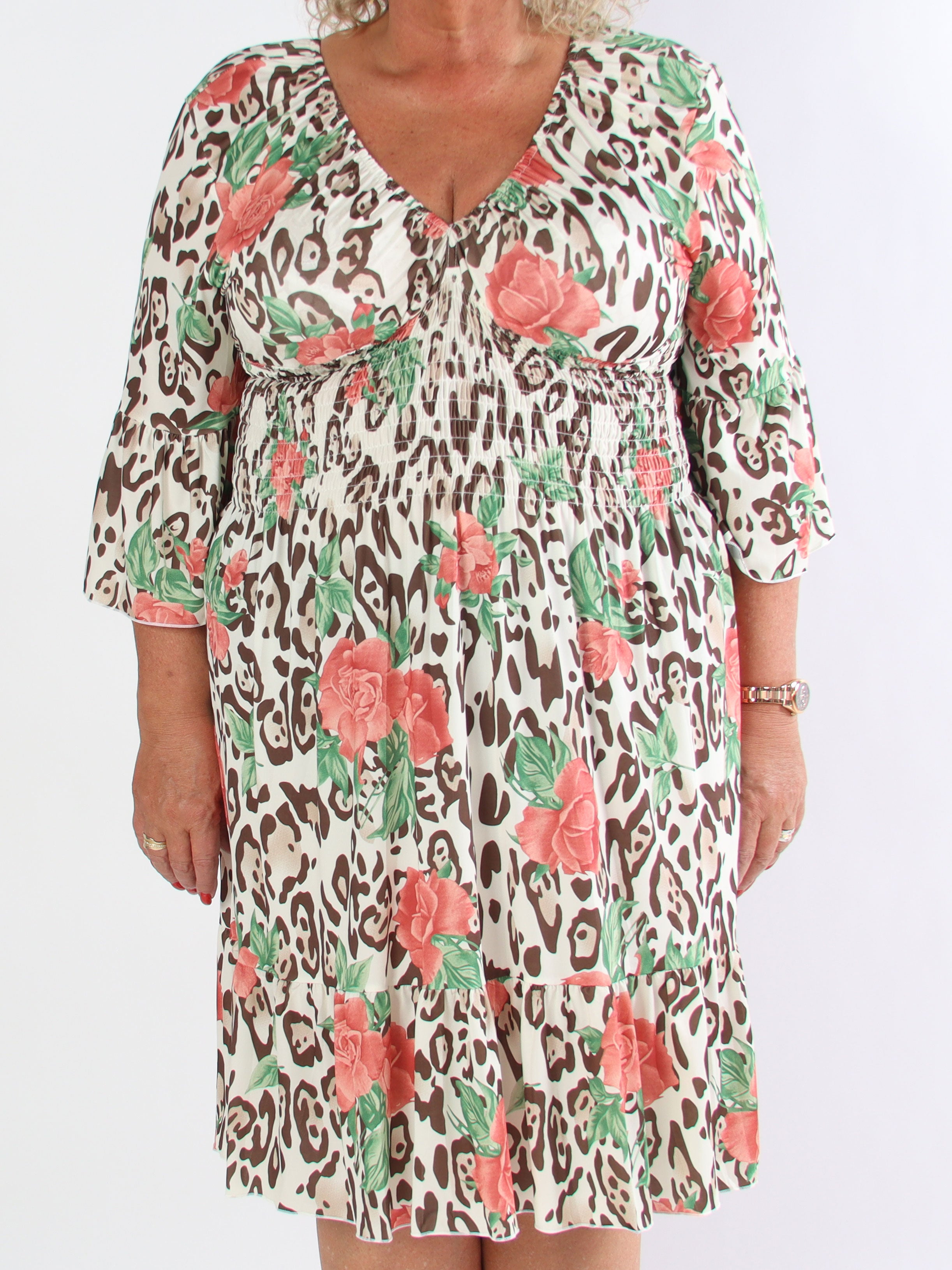 Flora Leo - Sød plus size kjole i elastisk stof og smock i taljen